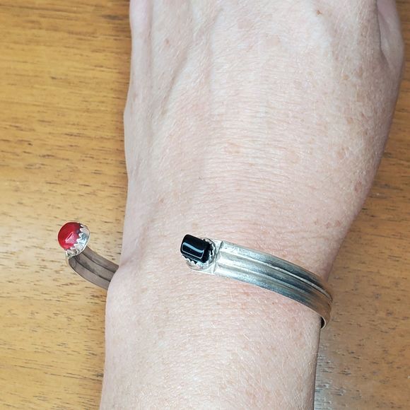 Antique Native American A. Paquin Onyx Coral SILVER Bangle Bracelet - Picture 2 of 9